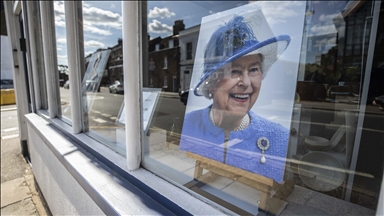 Dyqanet në Londër me fotografi të mbretëreshës Elizabeth II në vitrina 