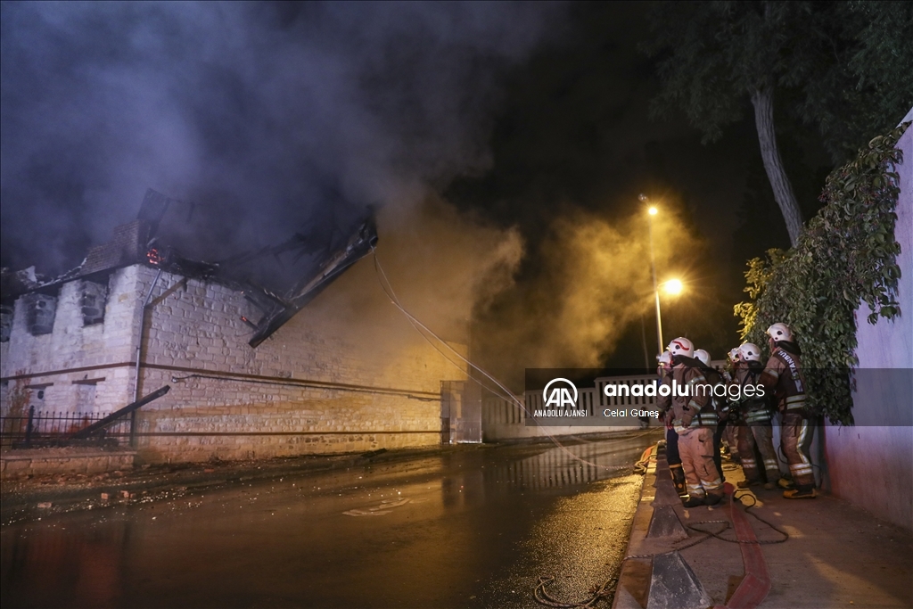 Zeytinburnu'nda Tarihi Merkez Efendi Fırını çıkan yangında alev alev yandı