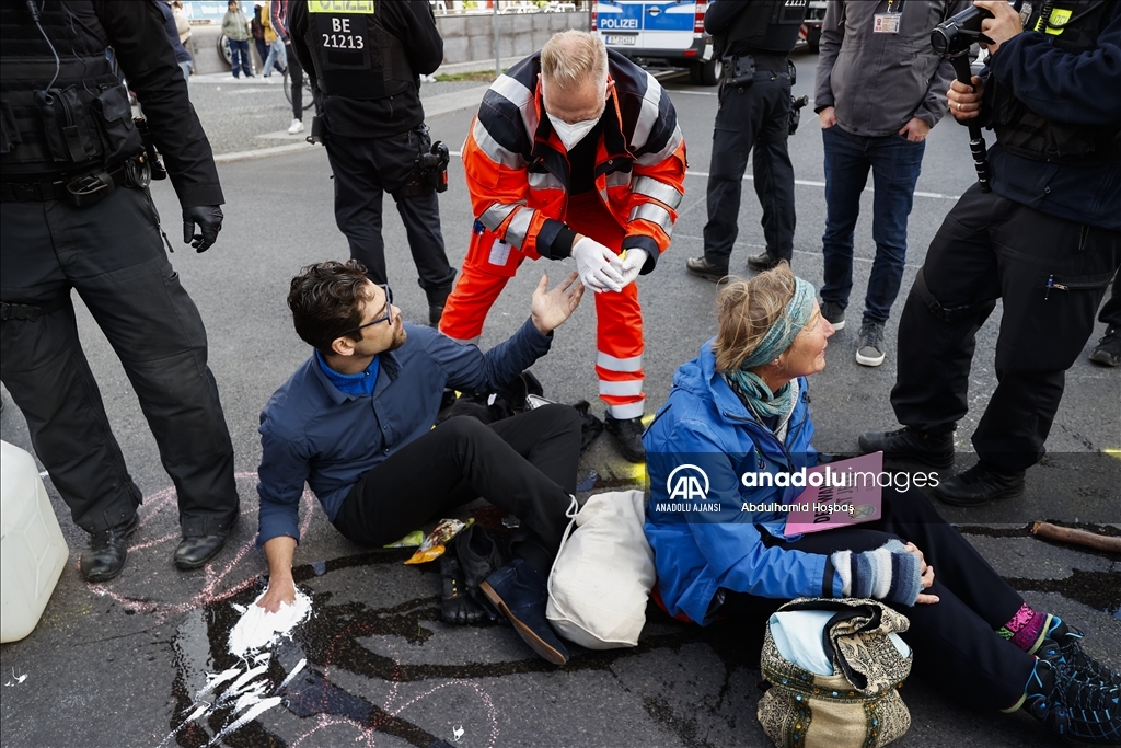 Berlin'de çevreciler, hükümetin iklim politikasını protesto etti