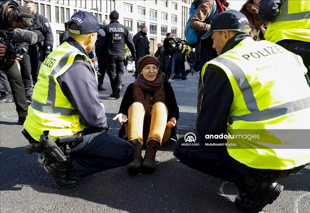 Berlin'de çevreciler, hükümetin iklim politikasını protesto etti