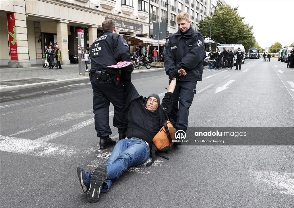 Berlin'de çevreciler, hükümetin iklim politikasını protesto etti