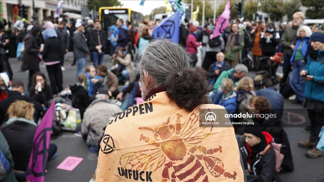 Berlin'de çevreciler, hükümetin iklim politikasını protesto etti