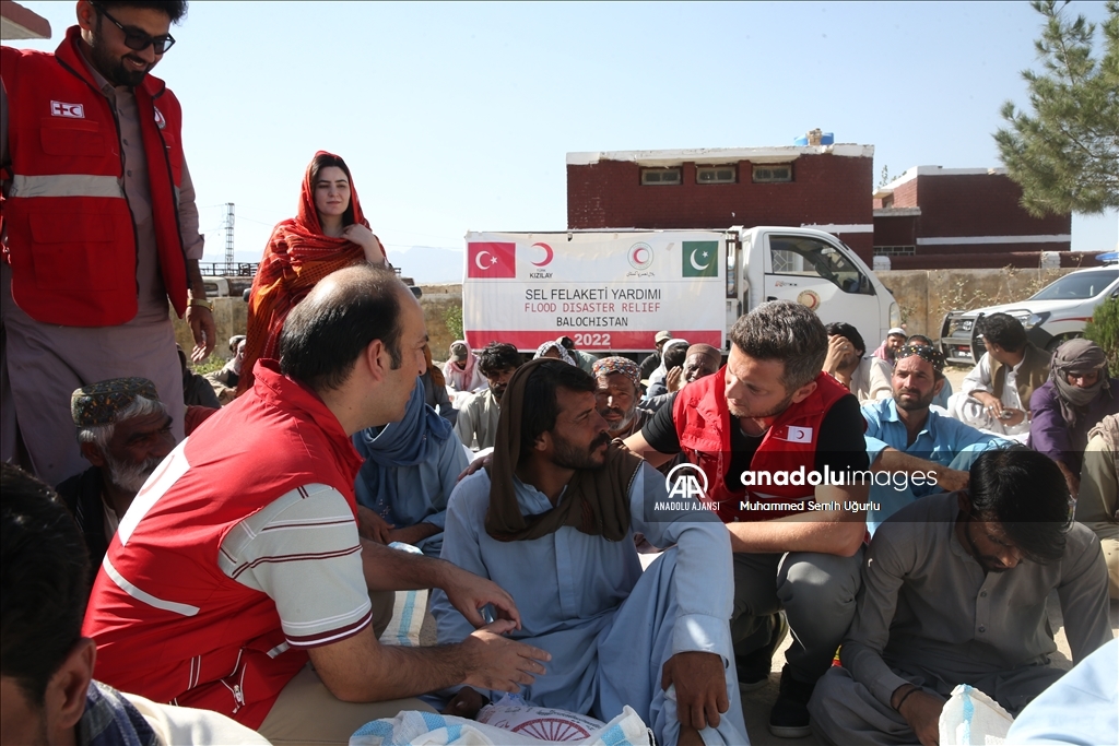 Türk Kızılay, yaptığı yardımlarla Pakistanlı selzedelerin yüzünü güldürdü