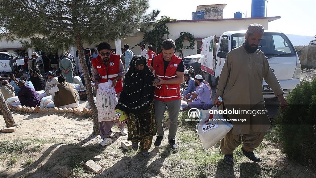 Türk Kızılay, yaptığı yardımlarla Pakistanlı selzedelerin yüzünü güldürdü