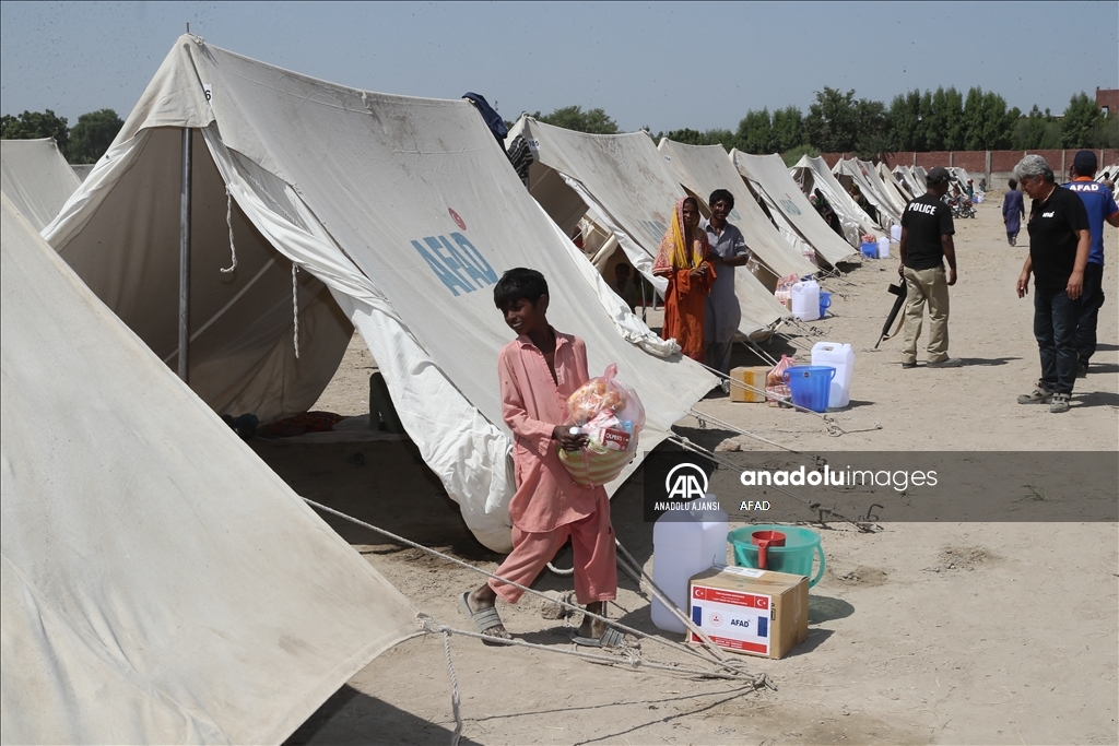 AFAD, Pakistan'daki selzedelere 500 koli gıda maddesi dağıttı