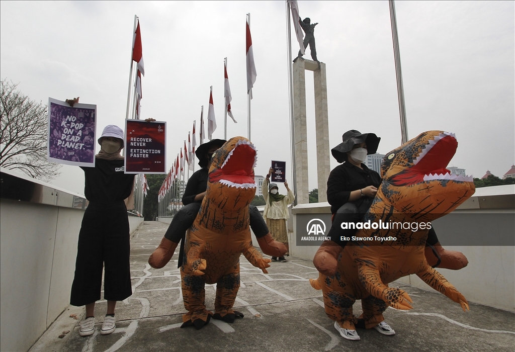 Aktivis lingkungan gelar aksi kreatif "Global Climate Strike”