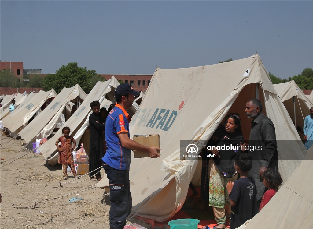 AFAD, Pakistan'daki selzedelere 500 koli gıda maddesi dağıttı