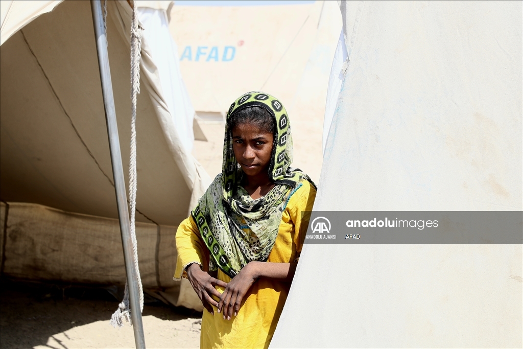 AFAD, Pakistan'daki selzedelere 500 koli gıda maddesi dağıttı