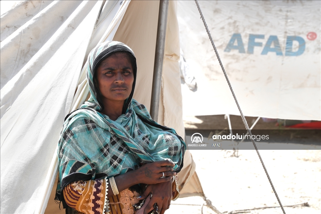 AFAD, Pakistan'daki selzedelere 500 koli gıda maddesi dağıttı