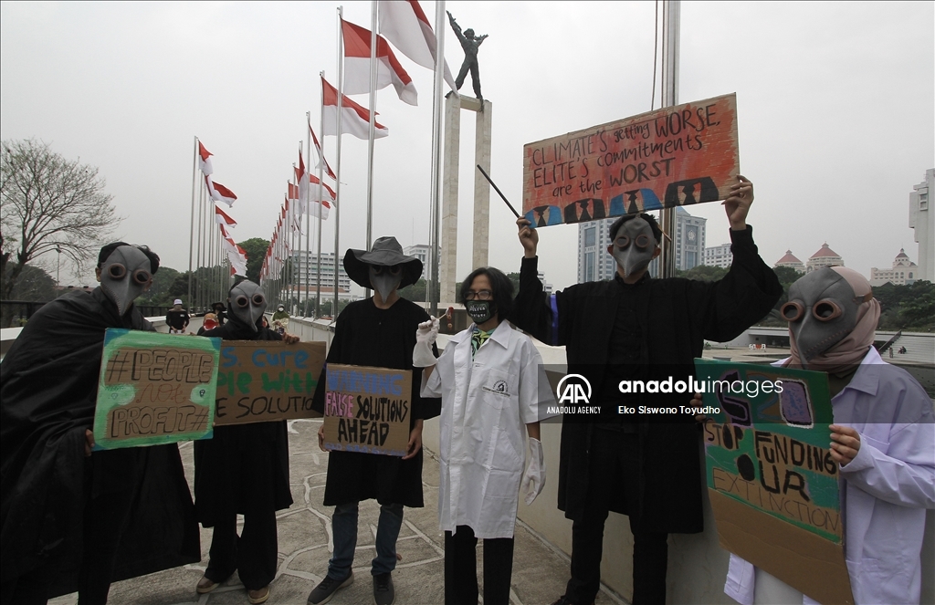Aktivis lingkungan gelar aksi kreatif "Global Climate Strike”