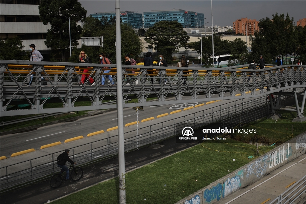 Bogota sakinleri "arabasız" şehrin tadını çıkarttı