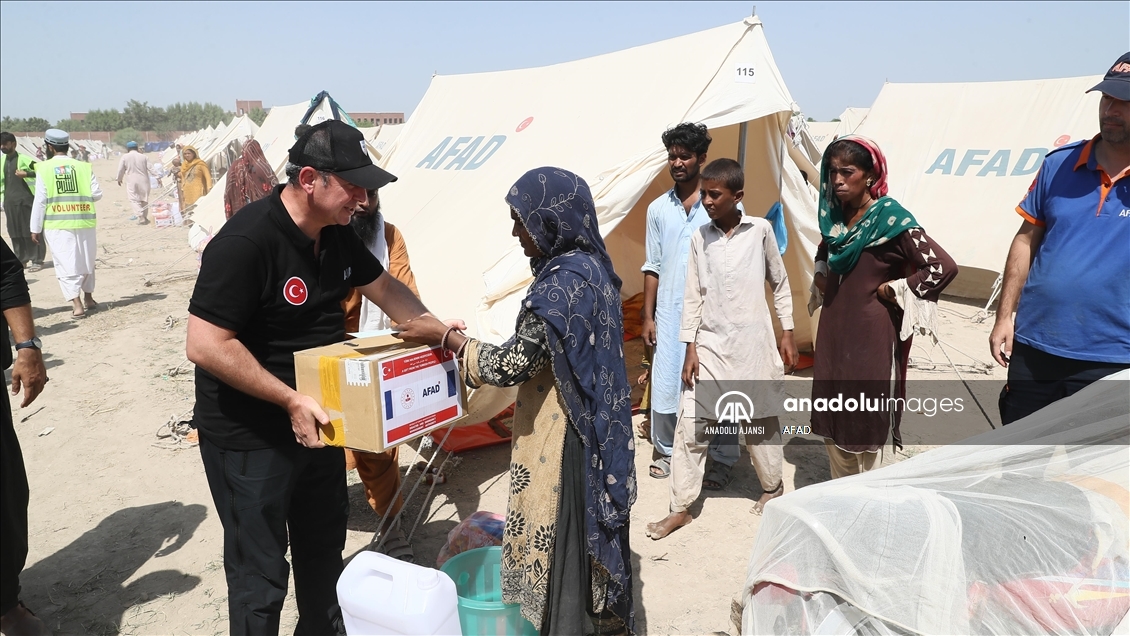 AFAD, Pakistan'daki selzedelere 500 koli gıda maddesi dağıttı