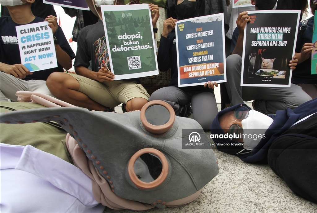 Aktivis lingkungan gelar aksi kreatif "Global Climate Strike”