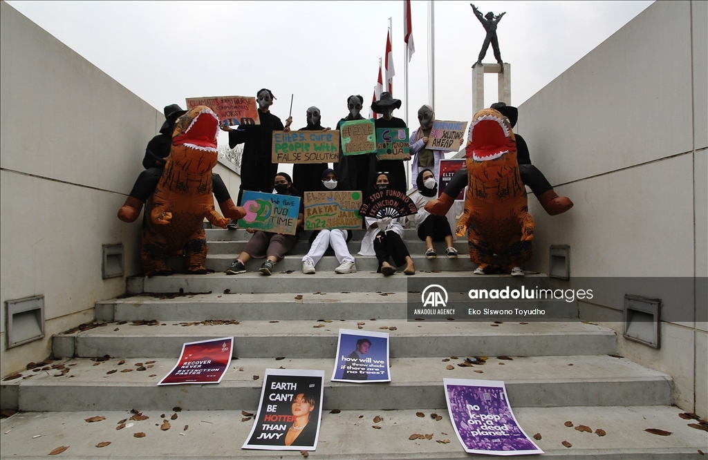 Aktivis lingkungan gelar aksi kreatif "Global Climate Strike”