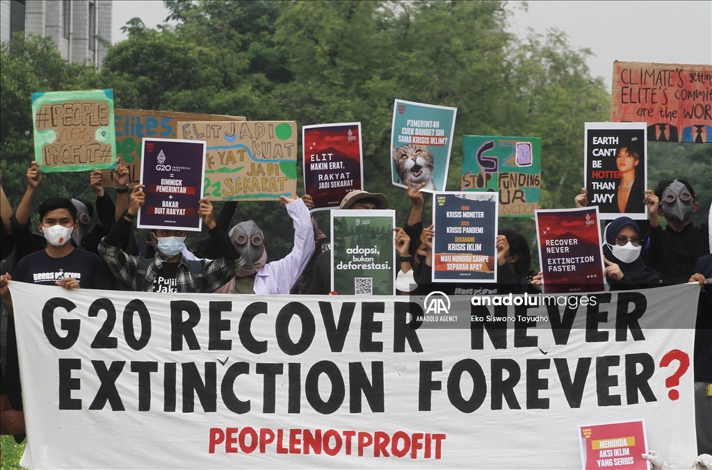 Aktivis lingkungan gelar aksi kreatif "Global Climate Strike”