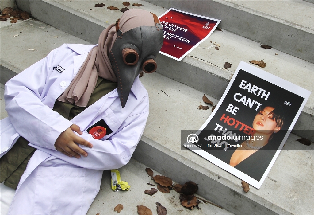 Aktivis lingkungan gelar aksi kreatif "Global Climate Strike”