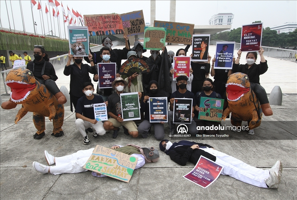 Aktivis lingkungan gelar aksi kreatif "Global Climate Strike”