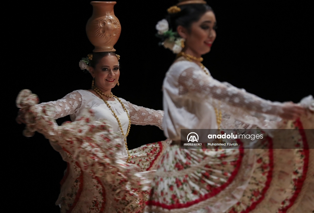 Grupo de danza paraguaya Ballet Movimientos en Ankara