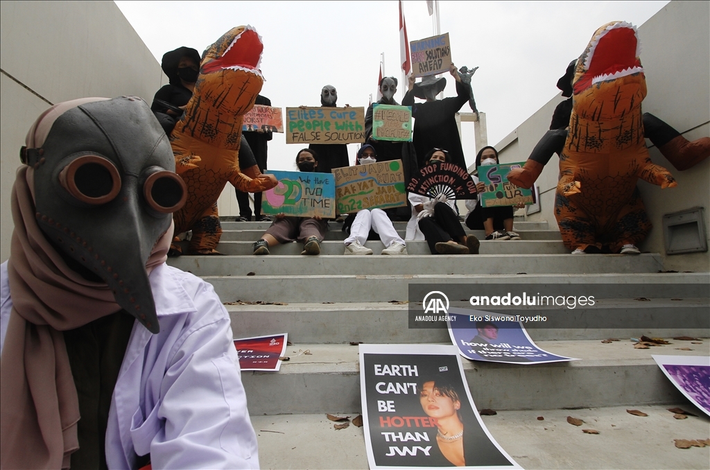 Aktivis lingkungan gelar aksi kreatif "Global Climate Strike”