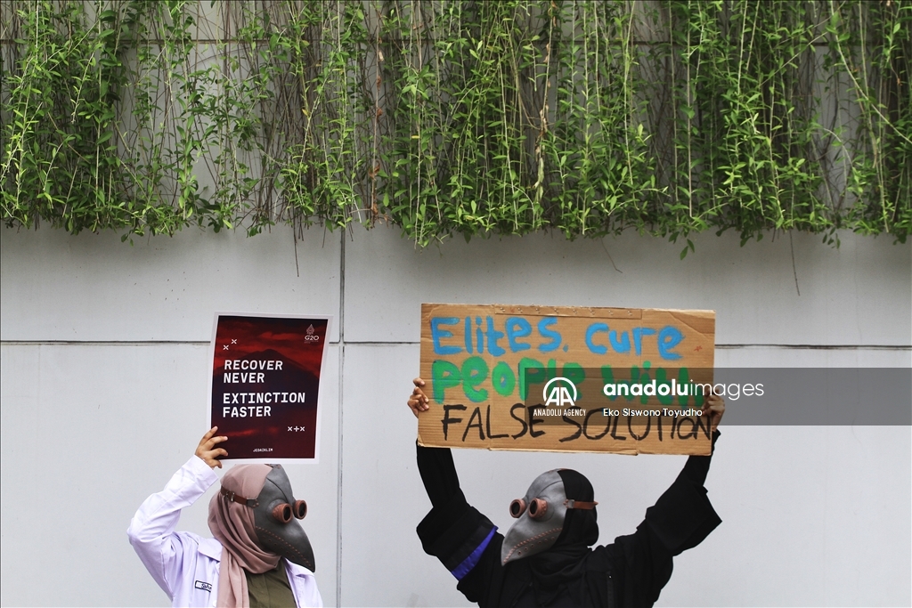 Aktivis lingkungan gelar aksi kreatif "Global Climate Strike”