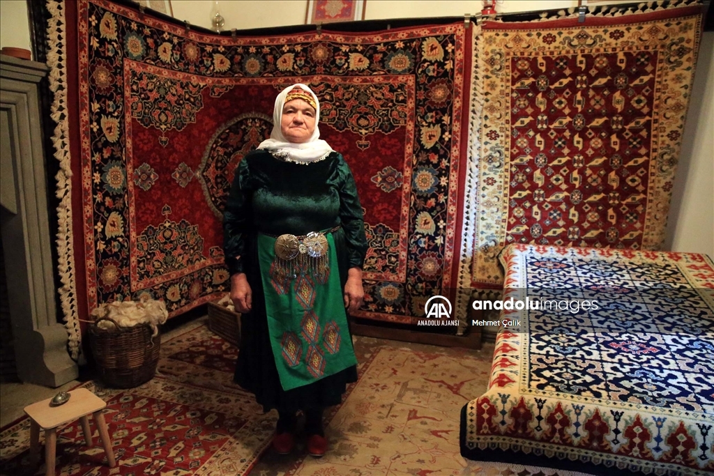Ömrü tezgahın başında geçen Hacer usta, geleneksel motiflere hayat veriyor