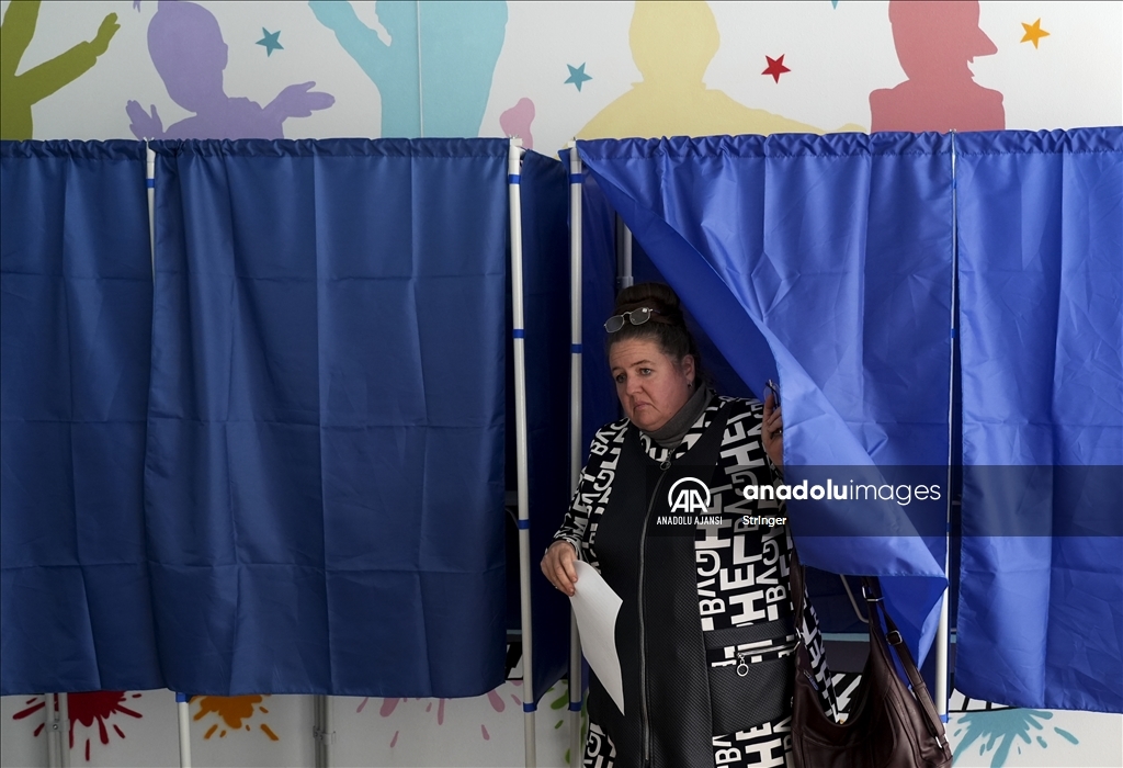 Ukrayna’daki ayrılıkçı yönetimler Rusya’ya katılmak için referandum düzenliyor