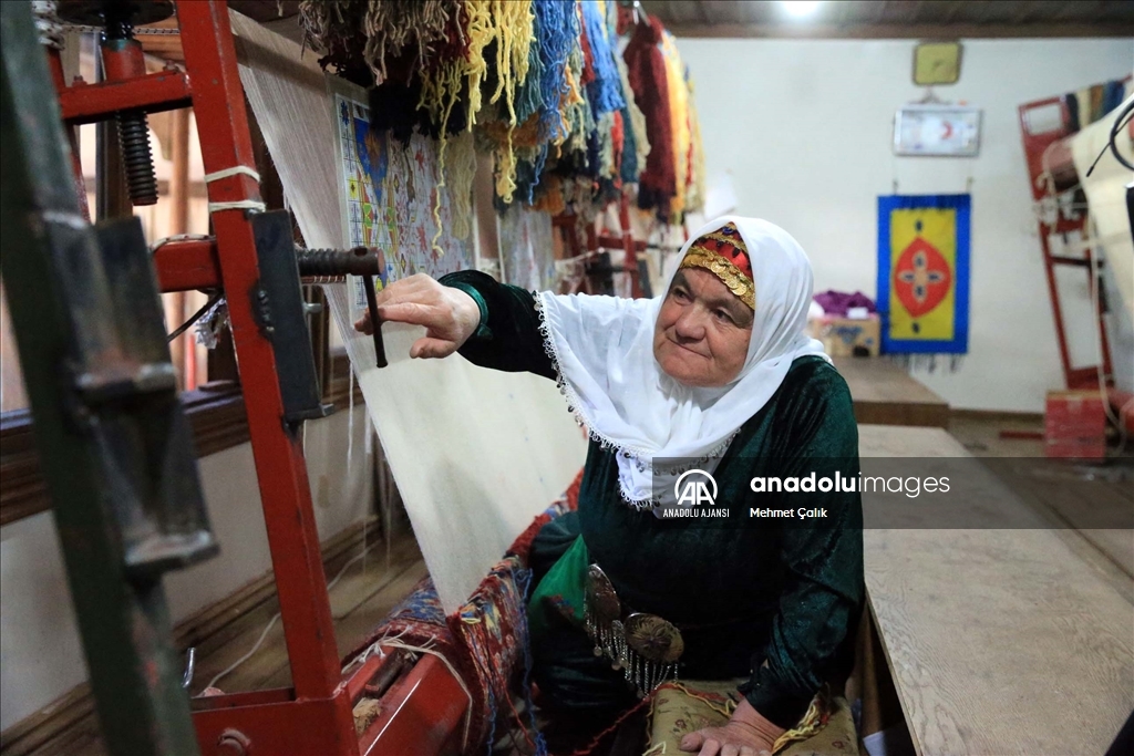 Ömrü tezgahın başında geçen Hacer usta, geleneksel motiflere hayat veriyor