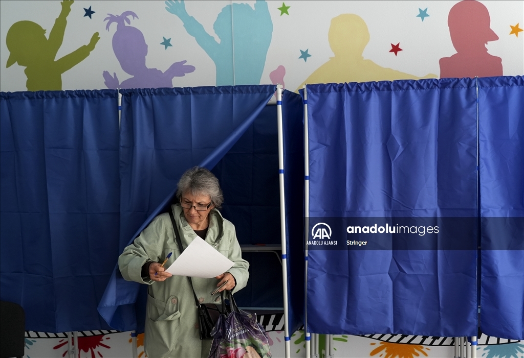 Ukrayna’daki ayrılıkçı yönetimler Rusya’ya katılmak için referandum düzenliyor
