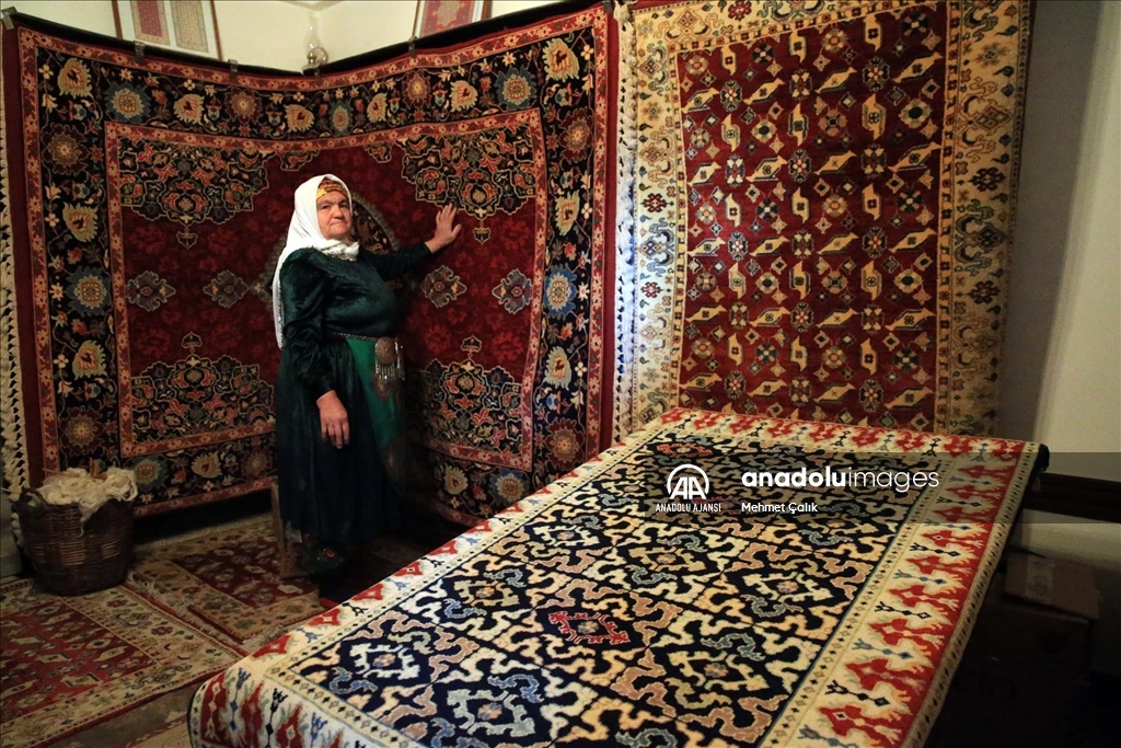 Ömrü tezgahın başında geçen Hacer usta, geleneksel motiflere hayat veriyor