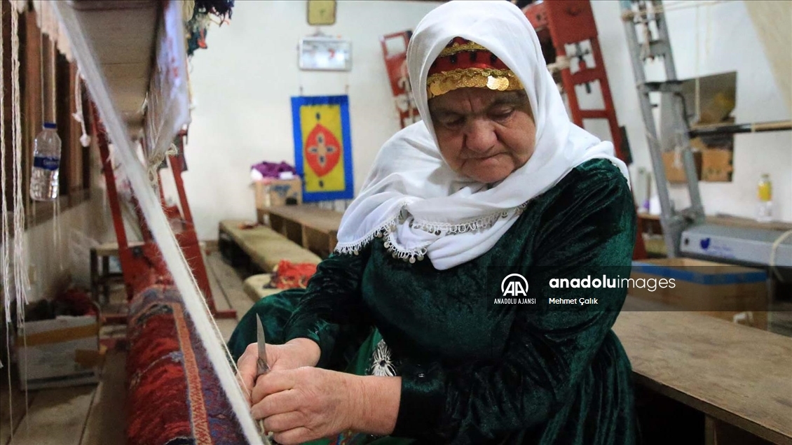 Ömrü tezgahın başında geçen Hacer usta, geleneksel motiflere hayat veriyor