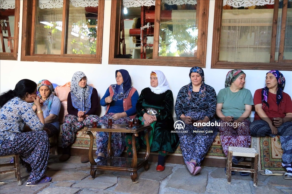 Ömrü tezgahın başında geçen Hacer usta, geleneksel motiflere hayat veriyor