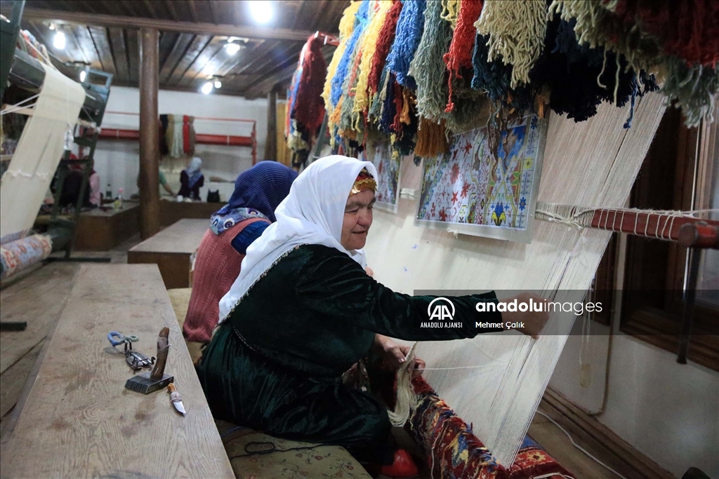 Ömrü tezgahın başında geçen Hacer usta, geleneksel motiflere hayat veriyor