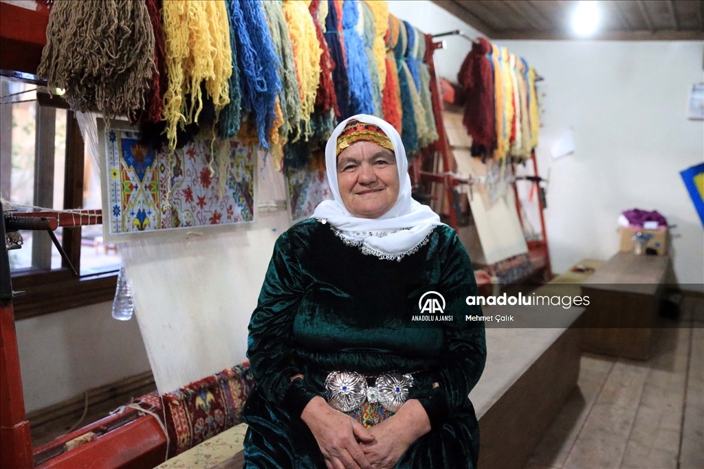 Ömrü tezgahın başında geçen Hacer usta, geleneksel motiflere hayat veriyor