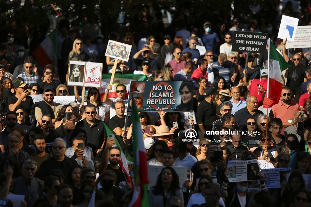 İranlı Mahsa Emini'nin ölümü Kanada'da protesto edildi