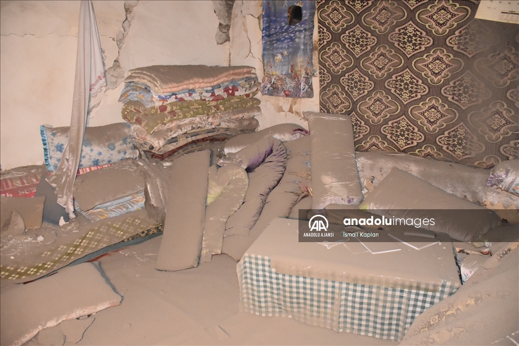 Ardahan'daki depremde taş yapılı iki evin duvarları yıkıldı, 1 kişi yaralandı