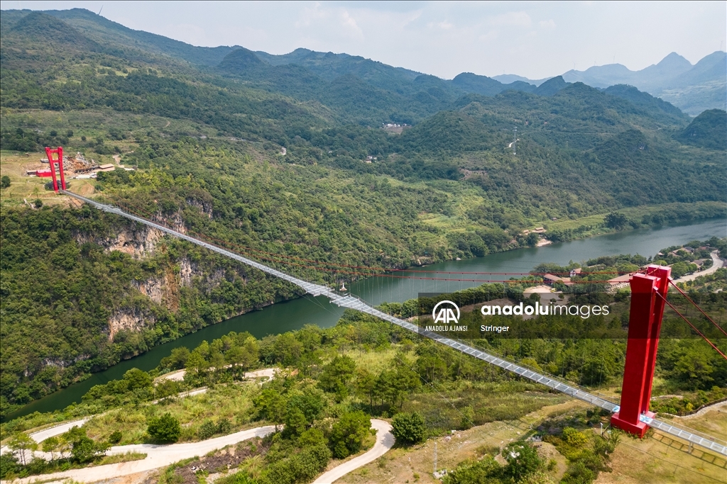 Çin'in Qingyuan kentinde bulunan cam köprü