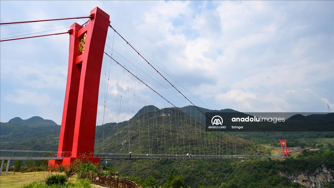 Çin'in Qingyuan kentinde bulunan cam köprü