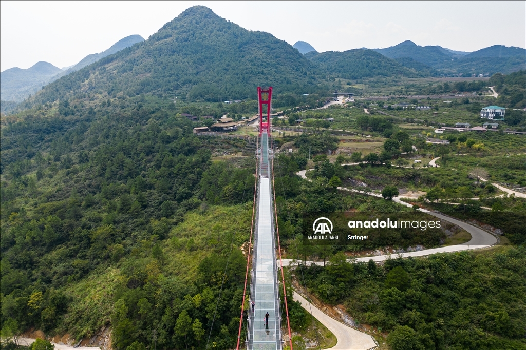 Çin'in Qingyuan kentinde bulunan cam köprü