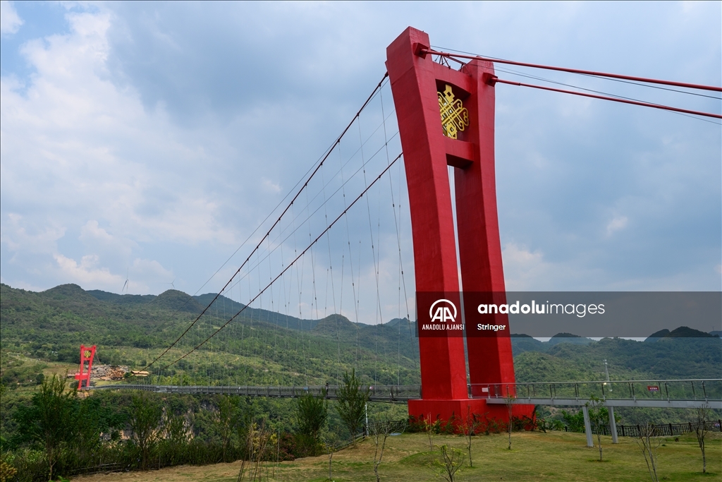 Çin'in Qingyuan kentinde bulunan cam köprü