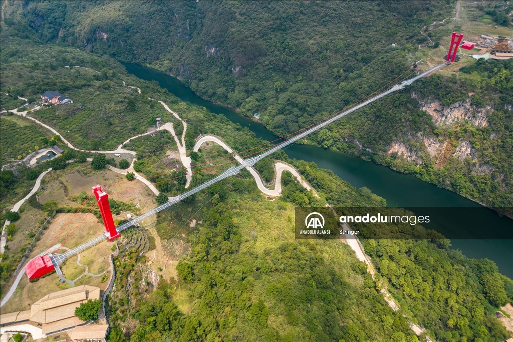 Çin'in Qingyuan kentinde bulunan cam köprü