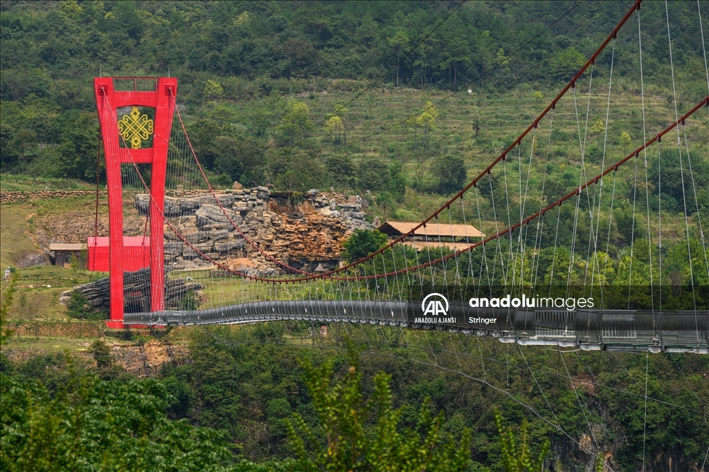 Çin'in Qingyuan kentinde bulunan cam köprü