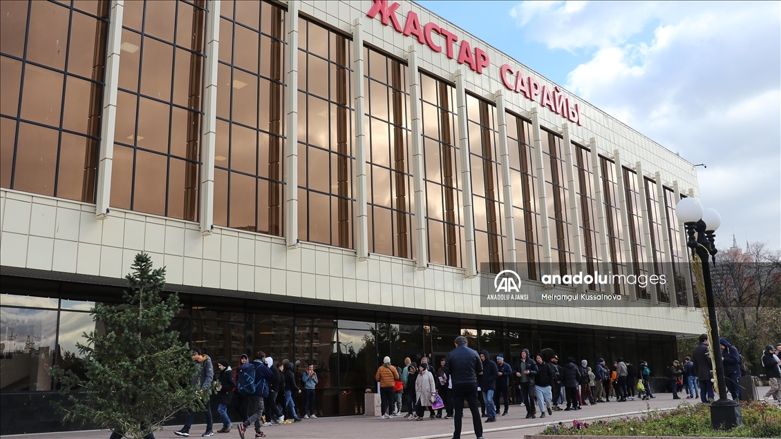 Rus vatandaşları Kazakistan’da kimlik numarası almak için saatlerdir sırada bekliyor