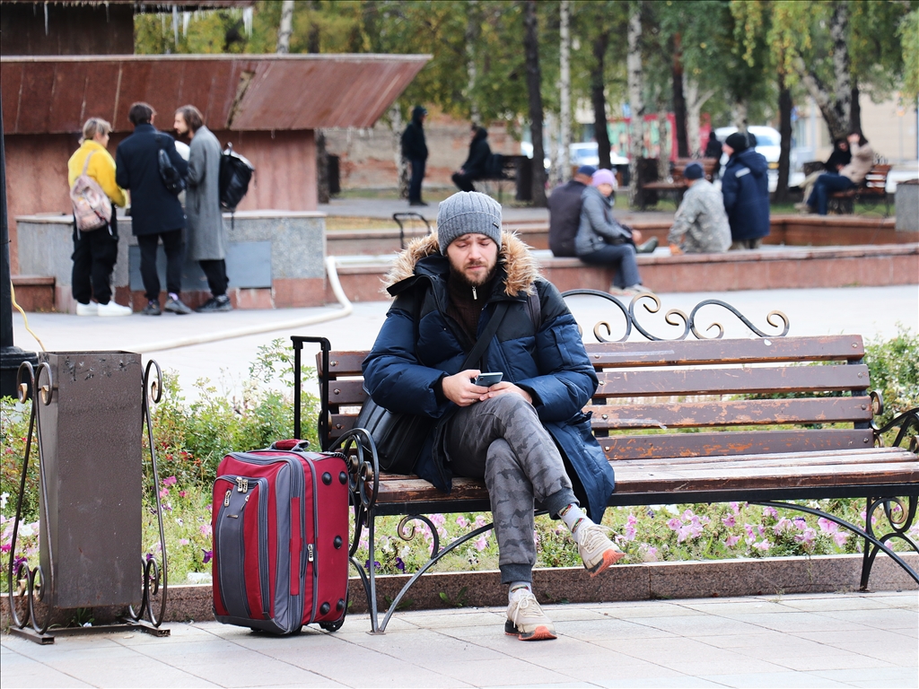 Rus vatandaşları Kazakistan’da kimlik numarası almak için saatlerdir sırada bekliyor