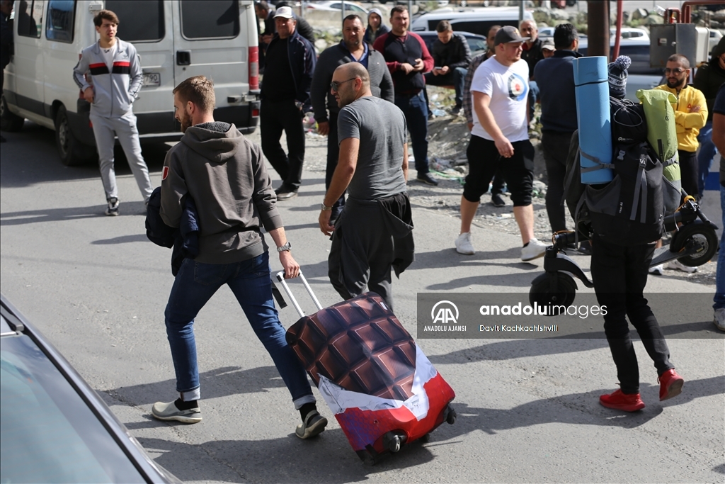 Rus vatandaşları, seferberlik ilanından sonra Gürcistan'a geçmeye devam ediyor