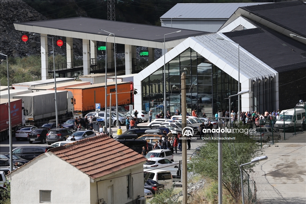 Rus vatandaşları, seferberlik ilanından sonra Gürcistan'a geçmeye devam ediyor