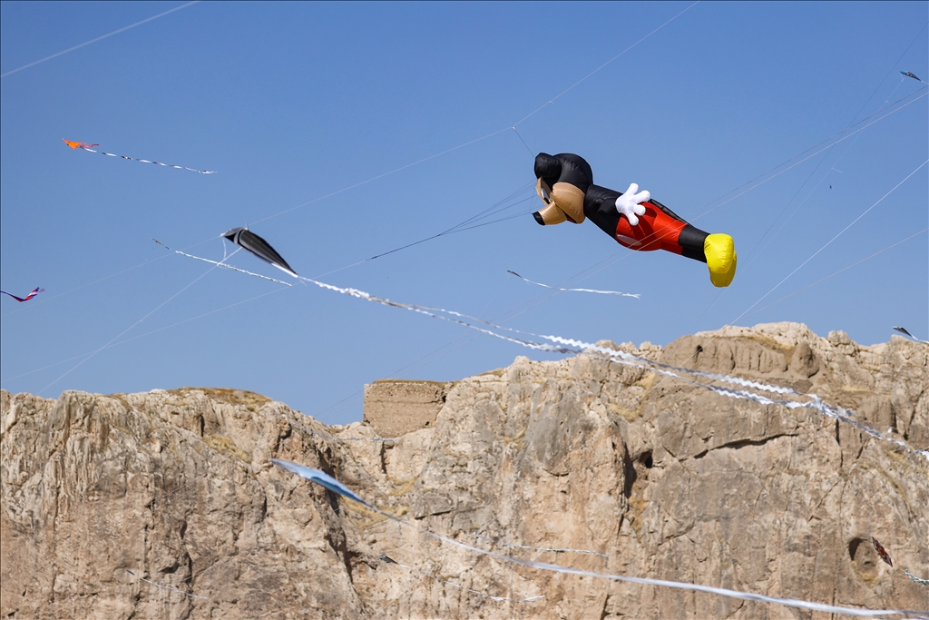 Çocukların uçurduğu uçurtmalar Van'ın semalarını renklendirdi