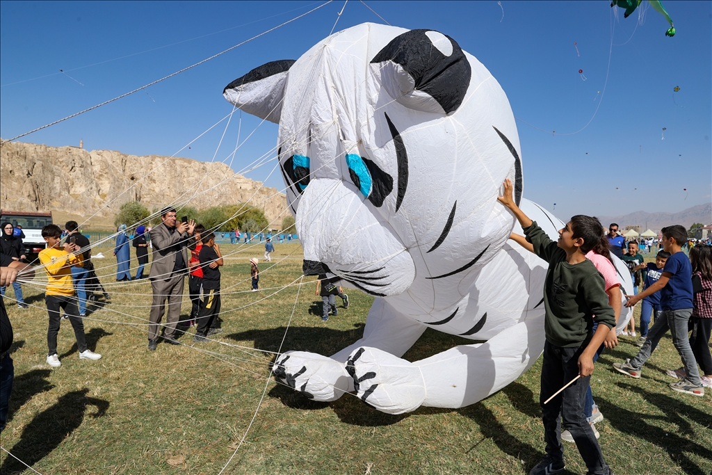 Çocukların uçurduğu uçurtmalar Van'ın semalarını renklendirdi
