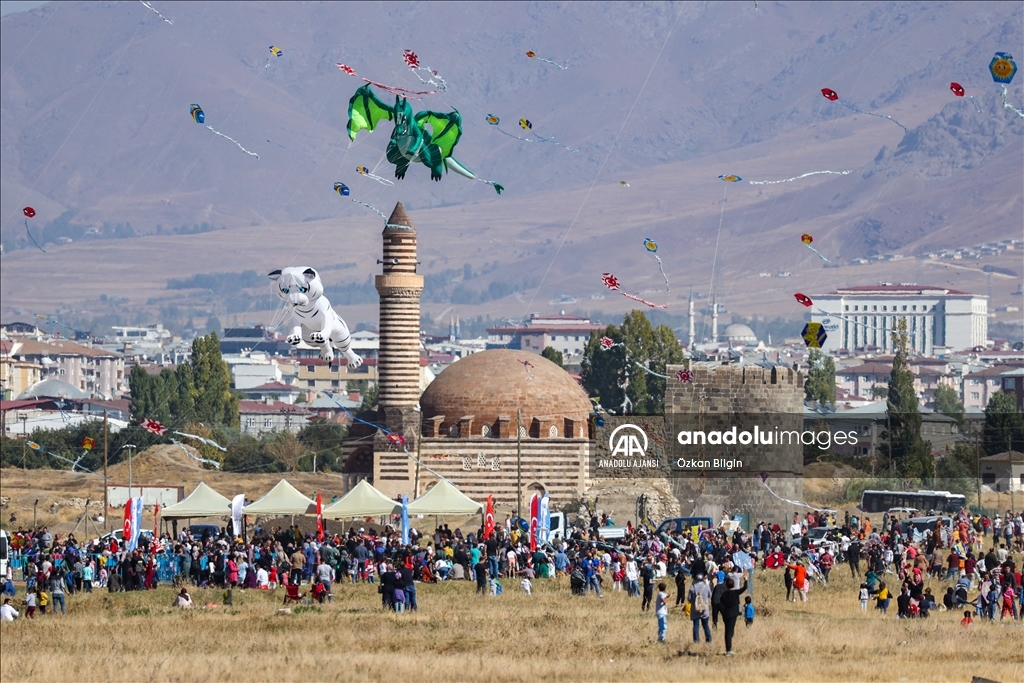 Çocukların uçurduğu uçurtmalar Van'ın semalarını renklendirdi