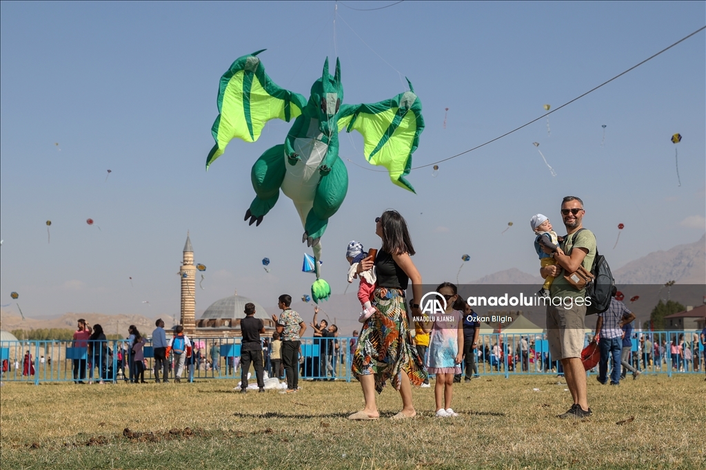 Çocukların uçurduğu uçurtmalar Van'ın semalarını renklendirdi