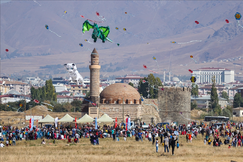 Çocukların uçurduğu uçurtmalar Van'ın semalarını renklendirdi